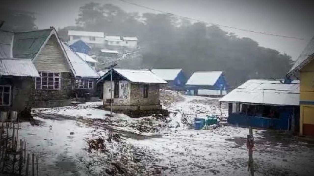 season's first snowfall started in sandakphu and darjeeling