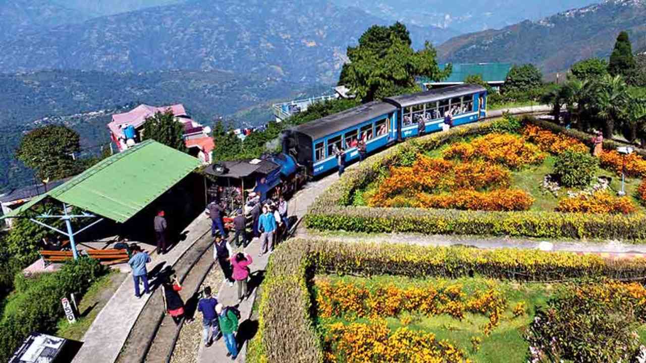 darjeeling toy train