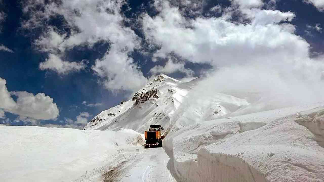 ladakh ke la pass tunnel