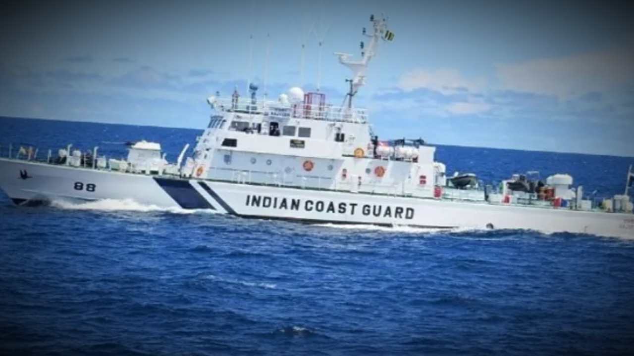 indian coast guard caught 2 bangladeshi trawler with 78 bangladeshi people