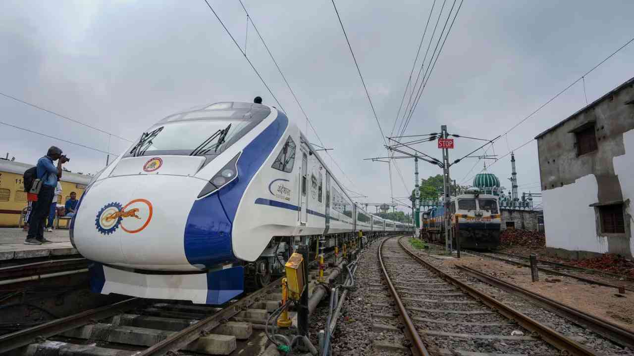 mumbai goa vande bharat express