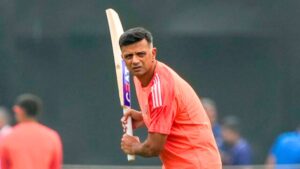 Rahul Dravid plays club cricket with his son