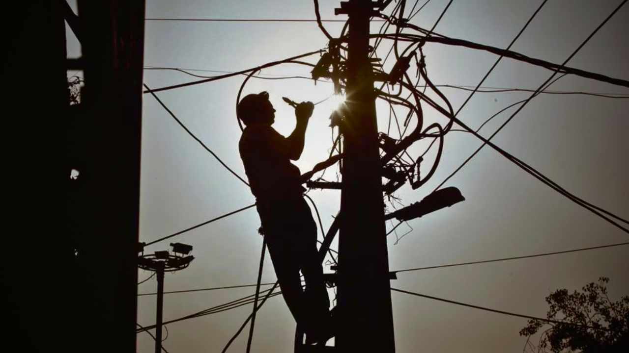 lineman cuts off electricity supply