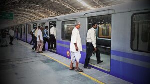 How many people paid a fine to Kolkata Metro for crossing the yellow line