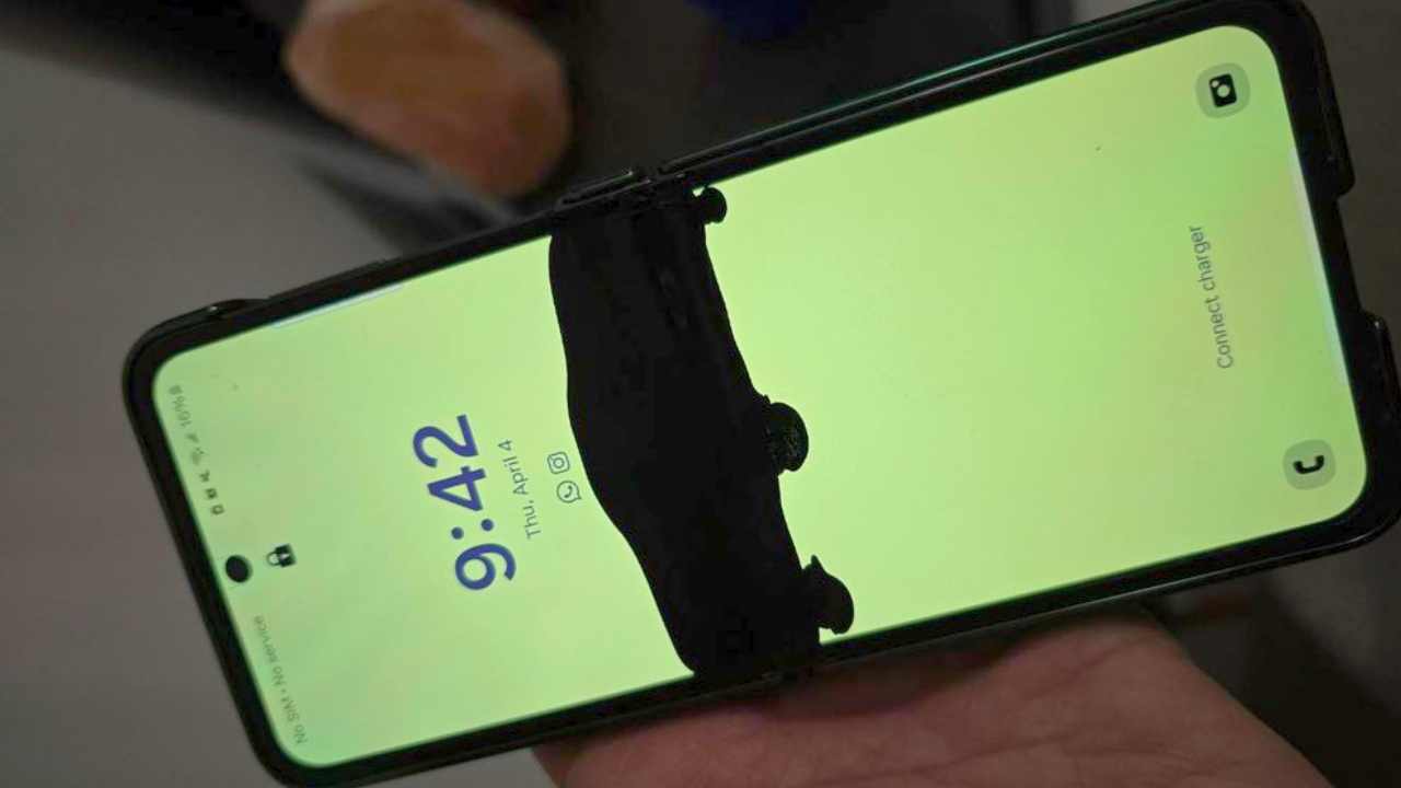 Samsung Galaxy Z Flip Black Line Issue