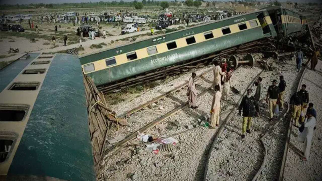 6 coaches derailed of Jaffer Express in Balochistan Blast