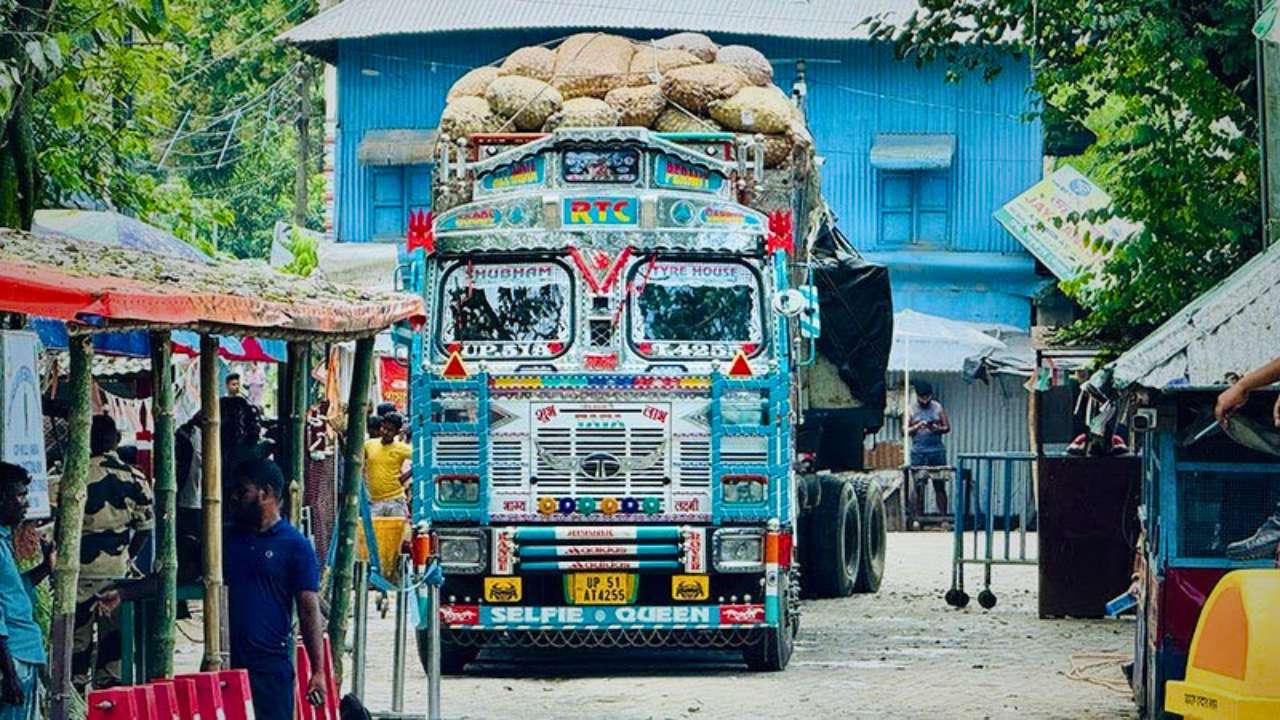 India-Bangladesh land trade Bangladesh imports 149 metric tons of onions