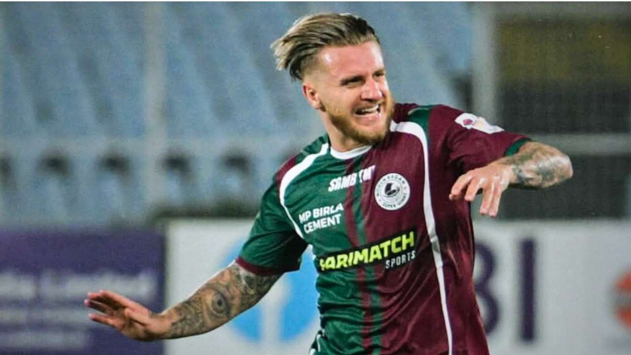 Jason Cummings Shows middle finger to East Bengal supporters