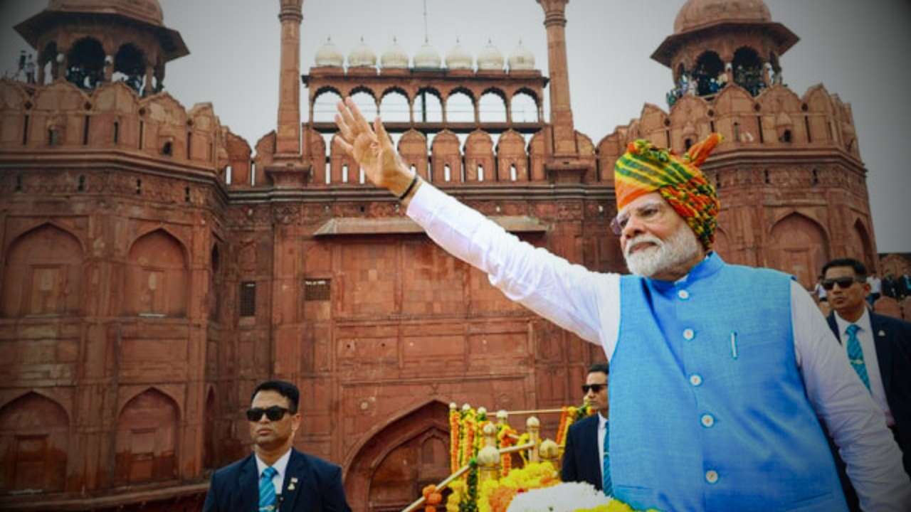 PM Modi record of hoisting the flag of independent India