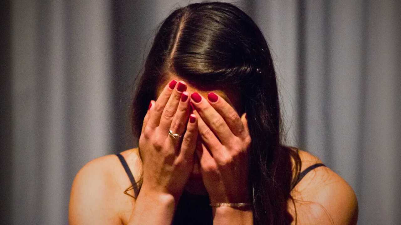 Woman private video leaked from Kolkata mobile repair shop-bkm