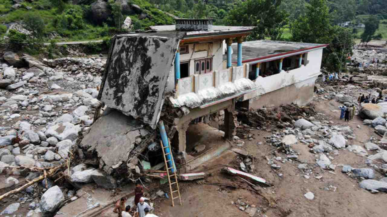 India warning to Pakistan 1,50,000 Pakistani people evacuated after Dam opening flood warning