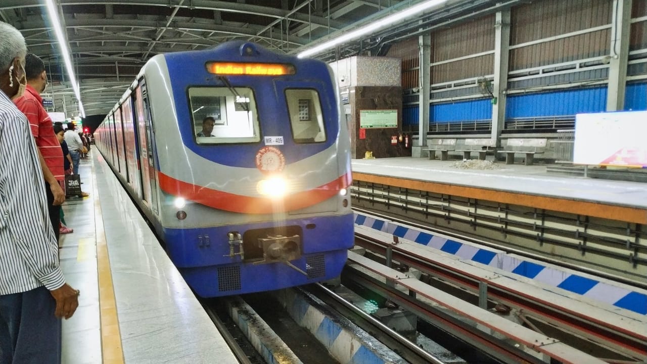 Dakshineswar Metro fight between two students