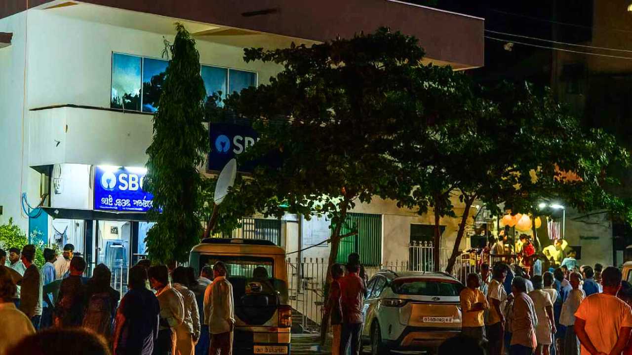 SBI Robbery In Karnataka Masked men looted 58 kg Gold and 8 Crore Rupees