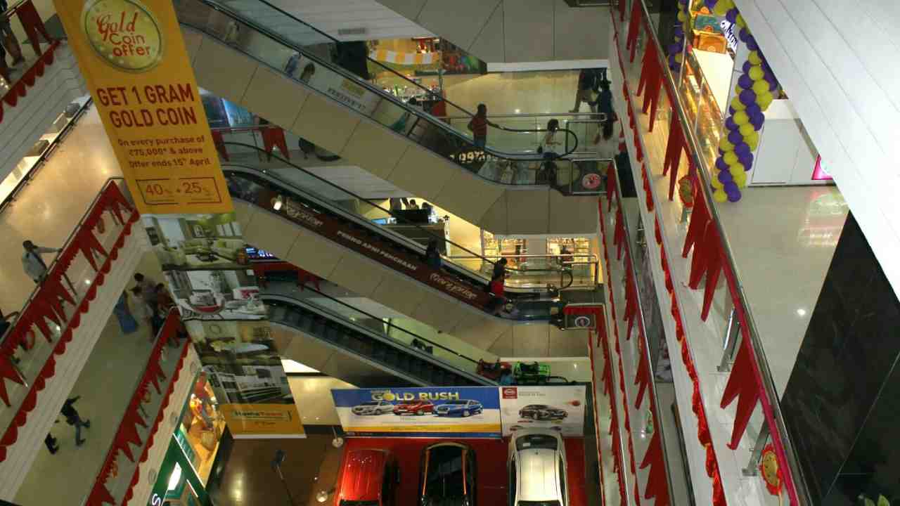 Blackstone Buying Diamond Plaza