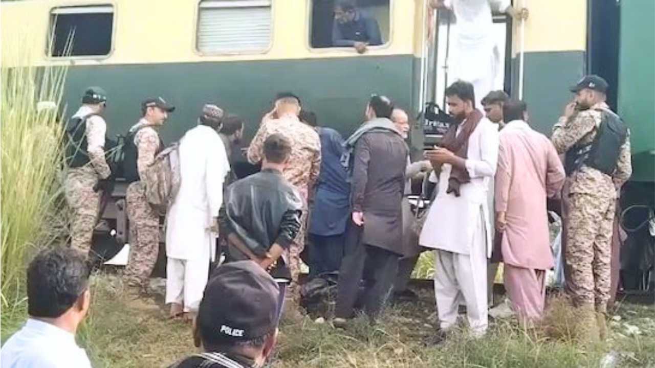 Attack On Jaffar Express near Sindh Balochistan border Sultan Kot