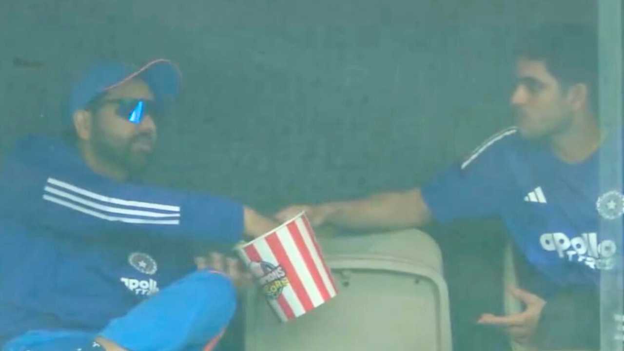 India Vs Australia Rohit Sharma and Gill enjoys popcorn match update