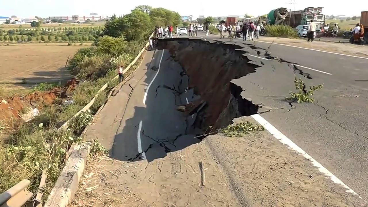 Madhya Pradesh Road Collapse 30 foot deep crater