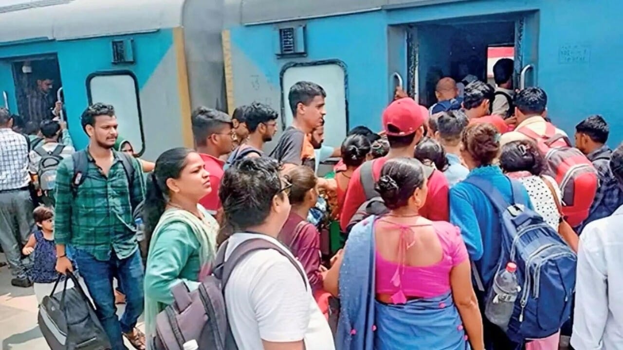 Man Died In Train due to suffocation at Kanpur Central Station