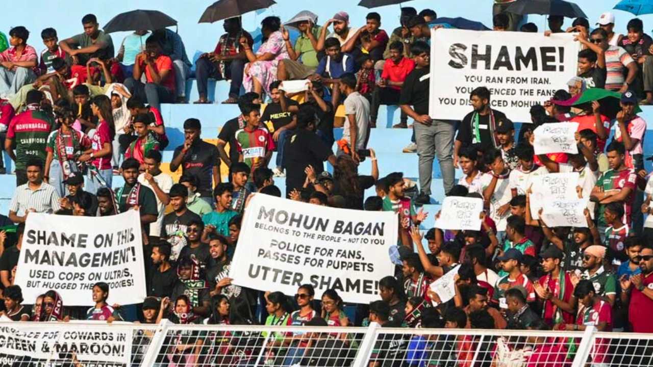Mohun Bagan Fans Protests in front of Kishore Bharati