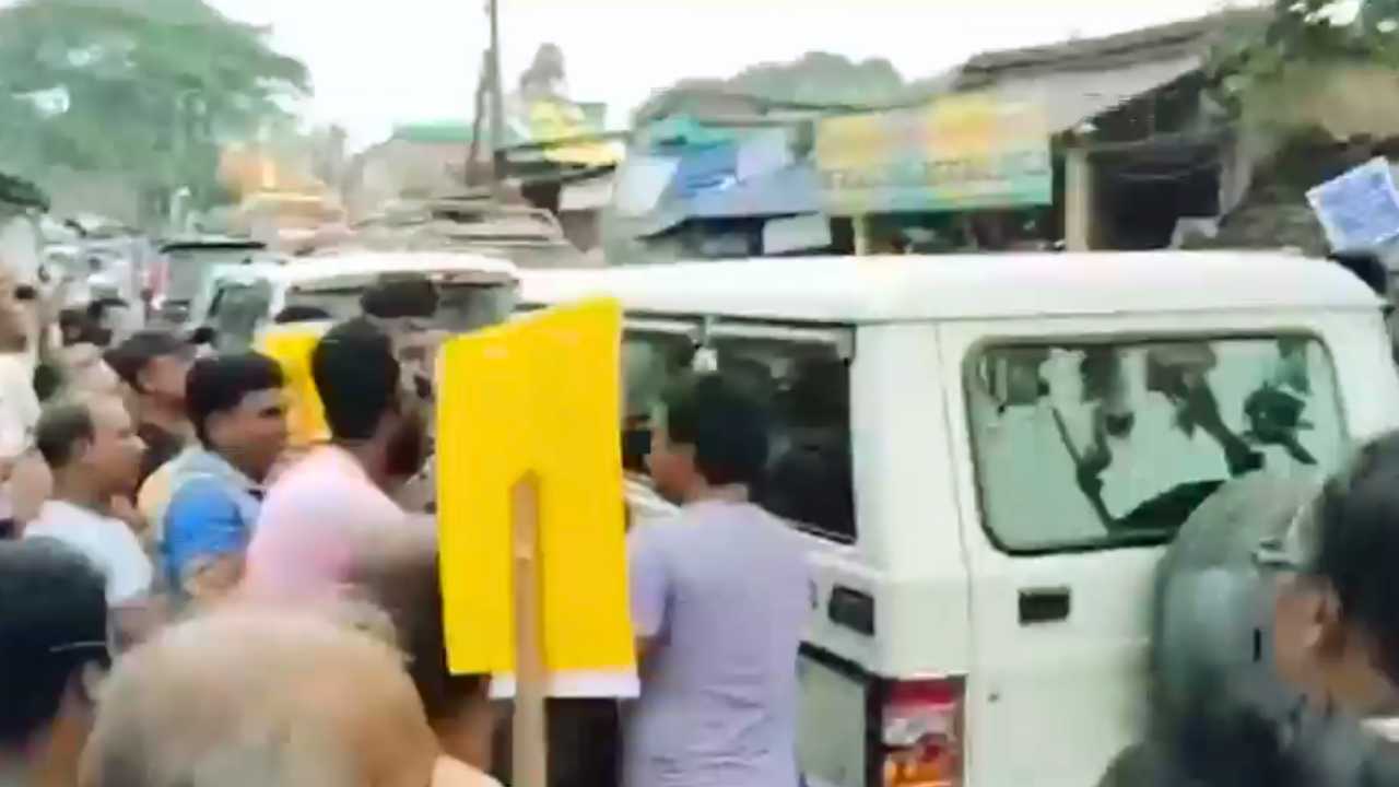 Suvendu Adhikari Faces huge demonstration by local people at Mandirbazar