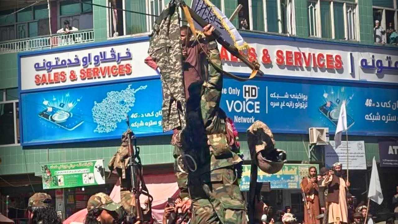 Taliban Celebrates Victory with Captured Pakistani Soldiers