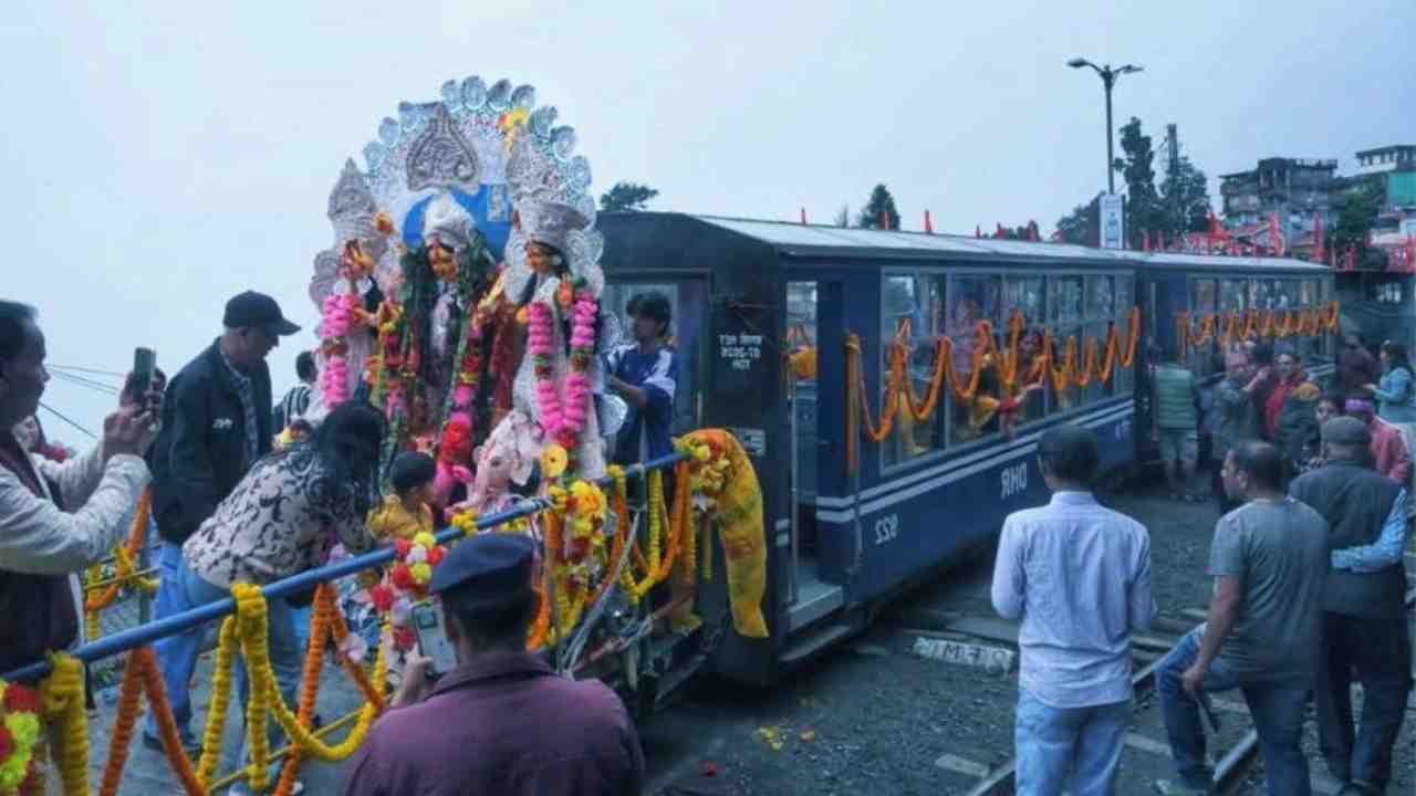 darjeeling toy train durga visarjan