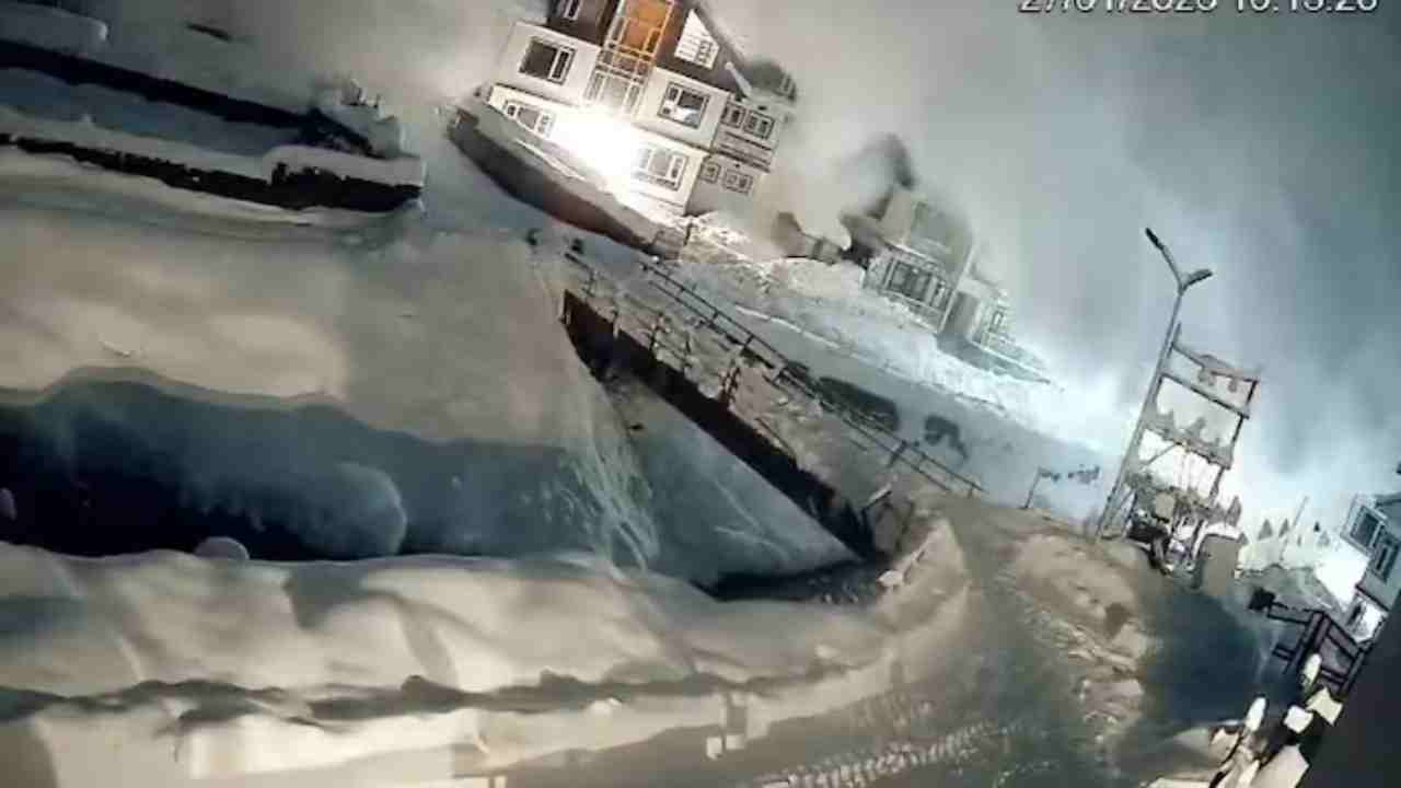 sonmarg avalanche today