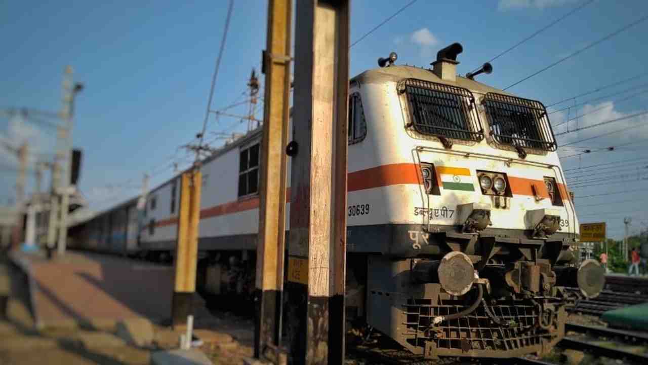 Howrah-New Delhi Train