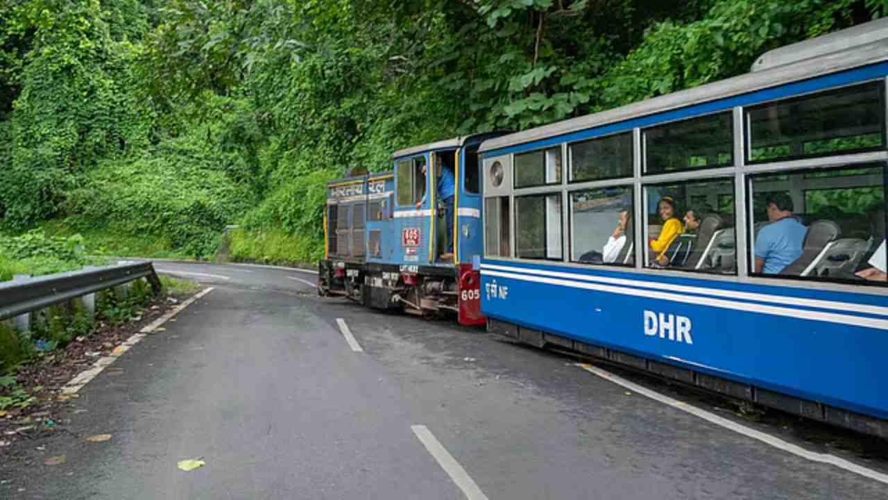 darjeeling toy train