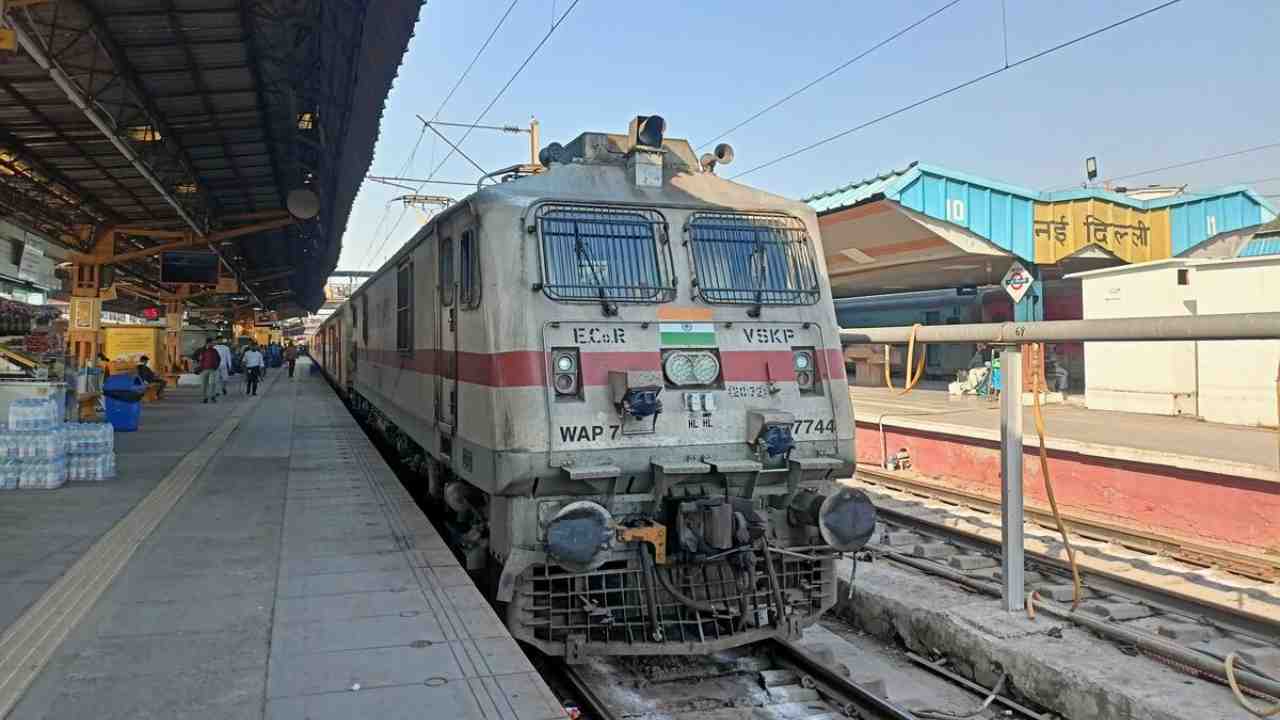 Howrah-Delhi Train