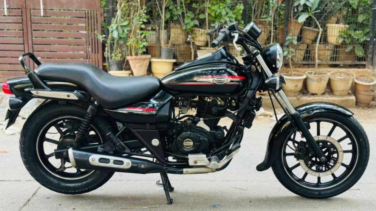 Bajaj Avenger 220 Street