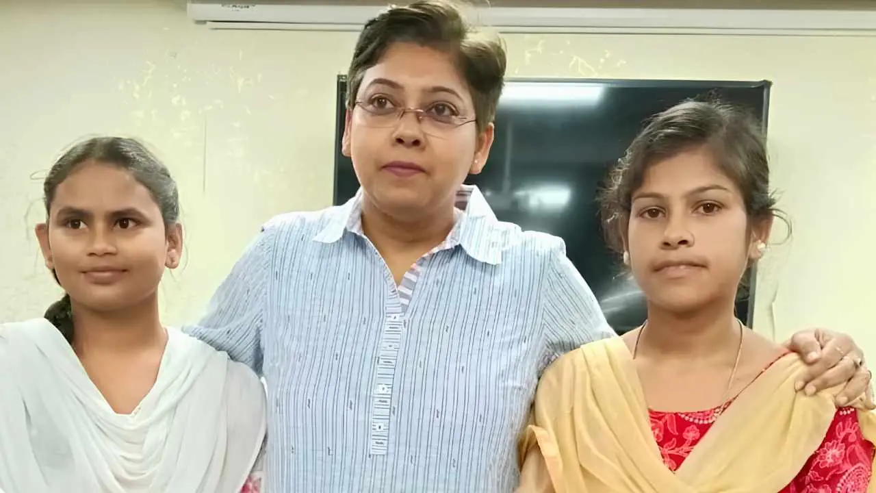 বাল্যবিবাহ আটকে ফেরে পড়াশোনায়, পুরস্কার হিসেবে ‘কন্যারত্ন’ পেল সুন্দরবনের দুই ছাত্রী