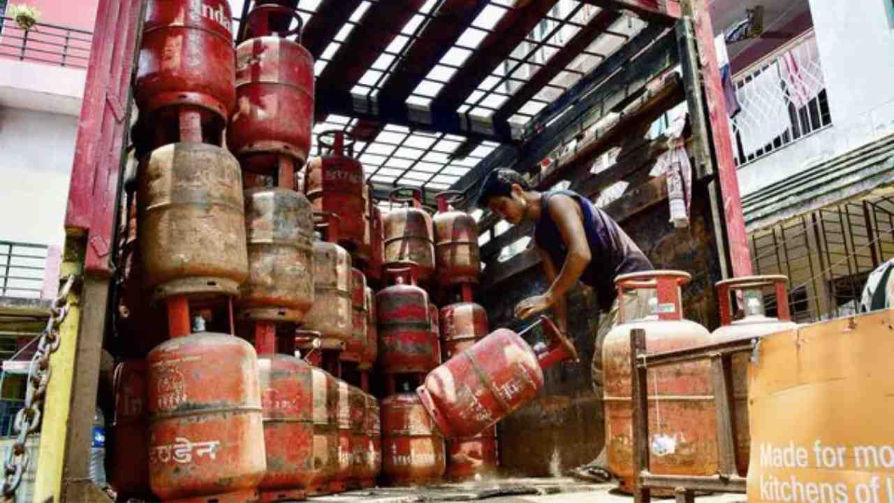 LPG সিলিন্ডারের নতুন রেট জারি, দাম কমল না বাড়ল? জানুন