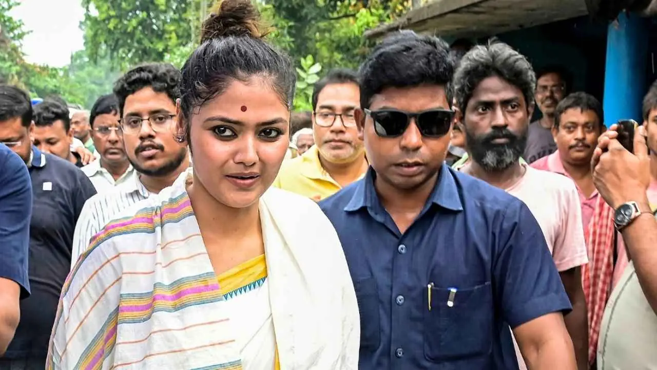 “বিশ্বাসঘাতক, বেইমান!” সায়নীর কার্যালয়ে তালা লাগালেন তৃণমূল কর্মীরা