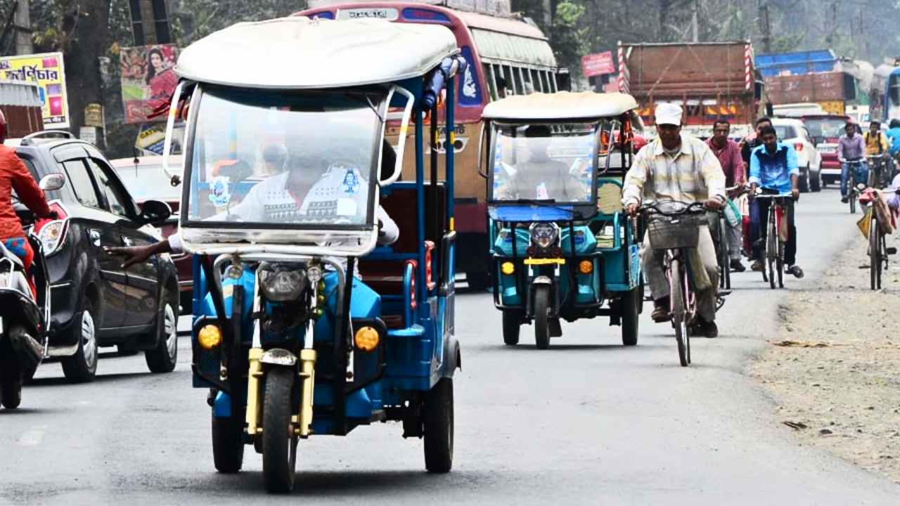 জাতীয় সড়কে টোটো রুখতে কড়া হাওড়া জেলা প্রশাসন, চাকার হাওয়া খুলে দিচ্ছে পুলিশ