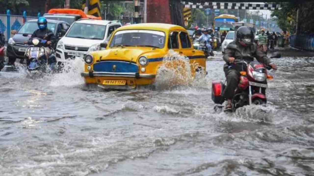 গভীর নিম্নচাপের প্রভাবে দক্ষিণবঙ্গের ৬ জেলায় অতি ভারী বৃষ্টির ভ্রূকুটি, আজকের আবহাওয়া