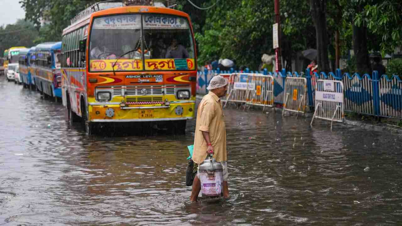 ভ্যাপসা গরমের মাঝেই দক্ষিণবঙ্গের ৬ জেলায় বজ্রবিদ্যুৎ সহ বৃষ্টি, আজকের আবহাওয়া