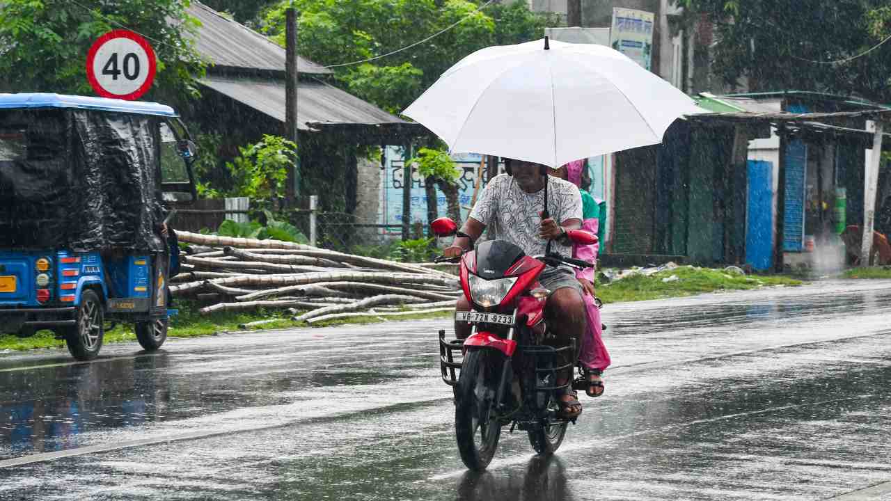 দুয়ারে নিম্নচাপ, দক্ষিণবঙ্গের ৯ জেলায় প্রবল বৃষ্টির আশঙ্কা, আজকের আবহাওয়া