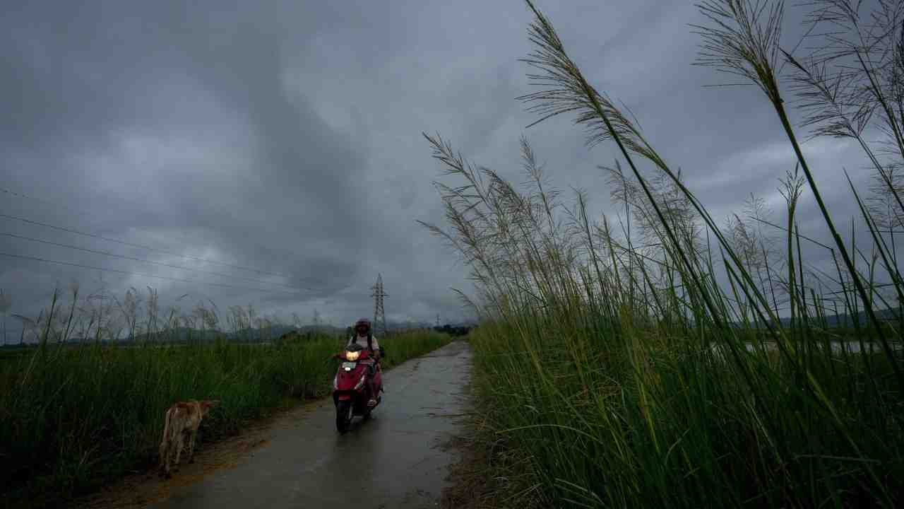 ফের নিম্নচাপের আশঙ্কা! কলকাতা সহ একাধিক জেলায় বৃষ্টির সতর্কতা, আজকের আবহাওয়া