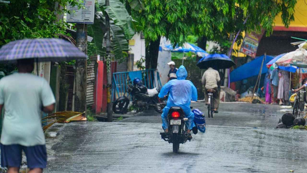 বিকেলে দুর্যোগ দক্ষিণবঙ্গে, মঙ্গলেও জারি থাকবে বিক্ষিপ্ত বৃষ্টি, আগামীকালের আবহাওয়া