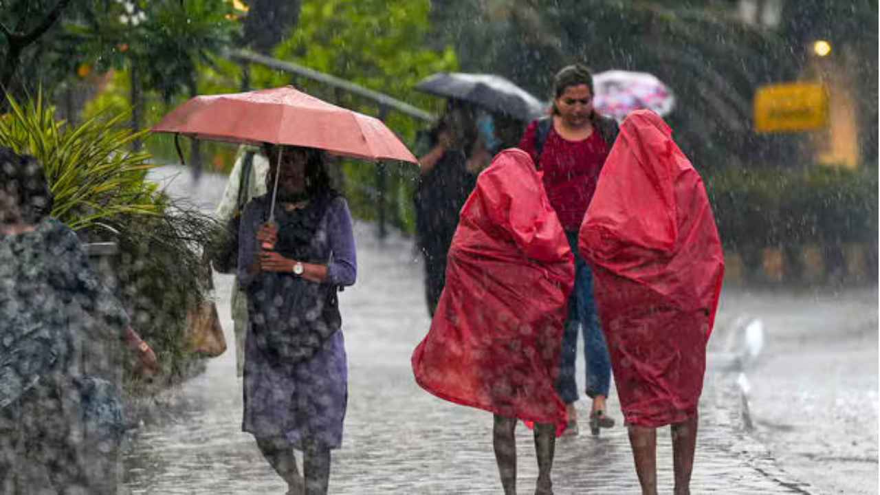 শেষ শ্রাবণে নিম্নচাপের ভ্রুকুটি, ৪ জেলায় ভারী বৃষ্টির সতর্কতা, আগামীকালের আবহাওয়া
