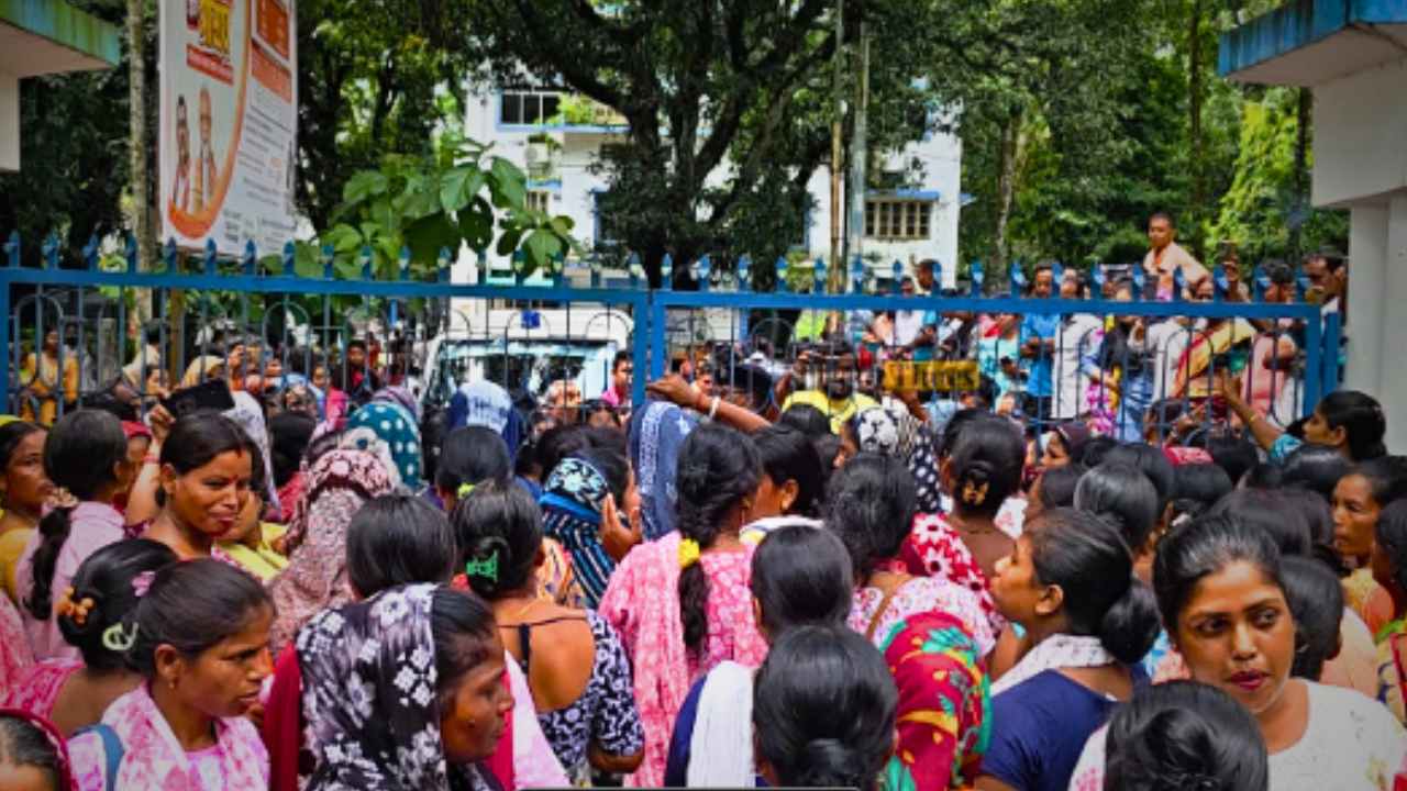 Women protest for annapurna yojana at Rajganj bdo office