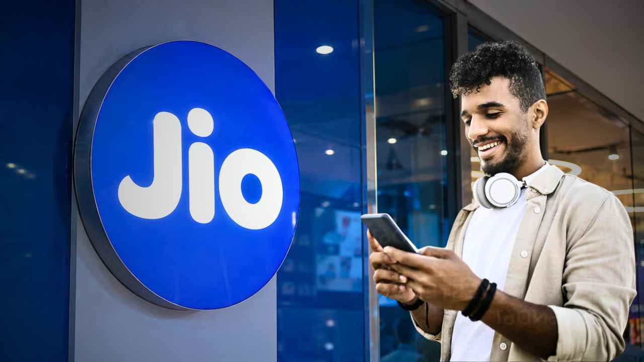 Jio launches used phone buying feature