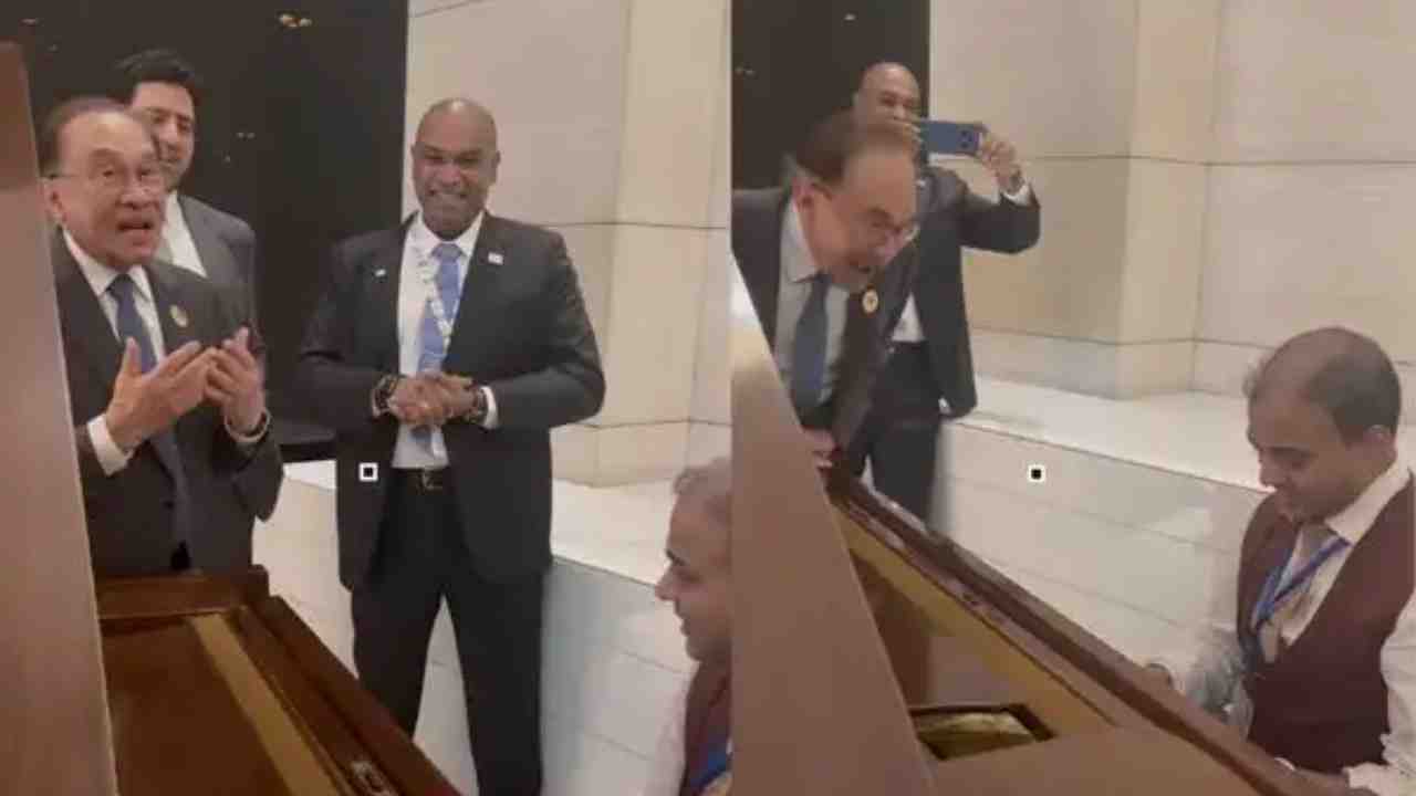 Malaysia PM Sings Kishore Kumar Song